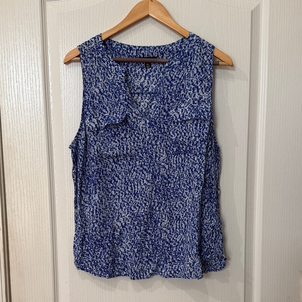 Willi Smith size XL Blue and White v neck sleeveless Blouse